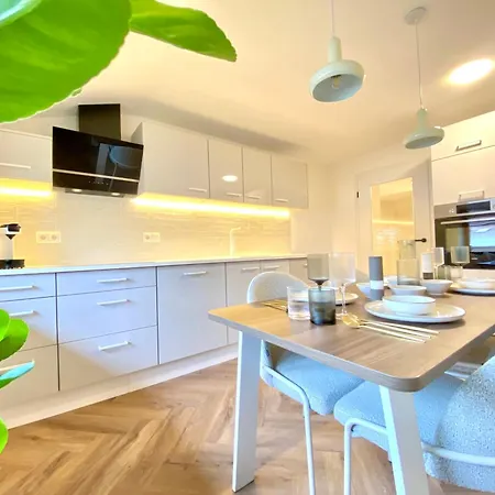 Apartment Loft Am I Balkon I Bergnaehe I Parken I Schloss