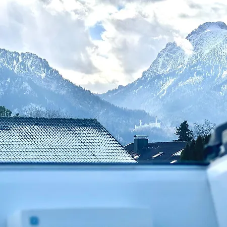 Modernes Naehe Neuschwanstein I Bergblick Schwangau