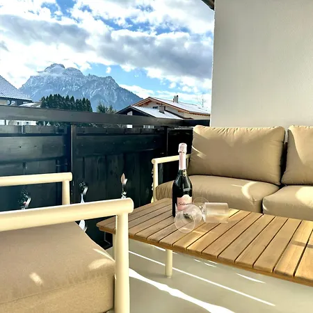 Modernes Naehe Neuschwanstein I Bergblick *